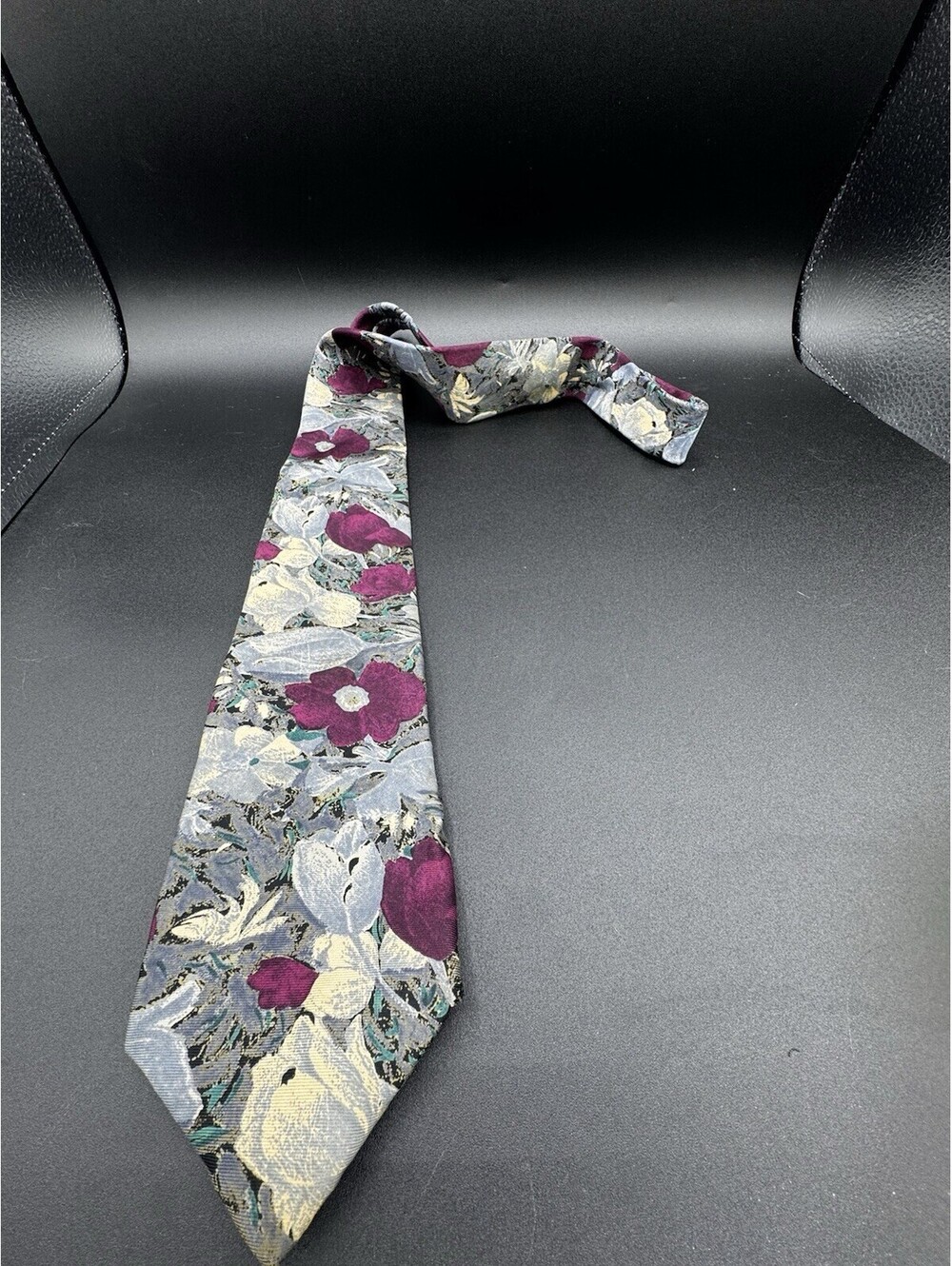 Vintage Wembley Floral Italian Silk Mens Necktie Gray Burgundy